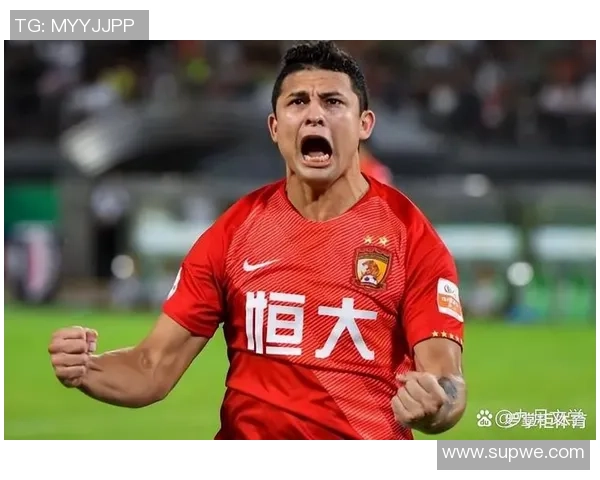 半遮脸足球星神秘亮相引发热议球迷纷纷猜测真容背后故事