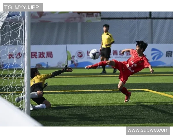 当足球巨星谢幕挥别绿茵场那一刻泪水与掌声交织成永恒记忆 当足球巨星谢幕挥别绿茵场那一刻泪水与掌声交织成永恒记忆