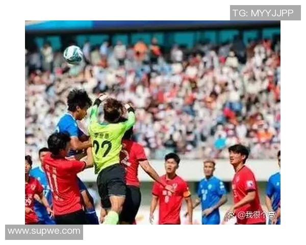 球星齐聚小场足球激情对决展现技术魅力与团队合作精神