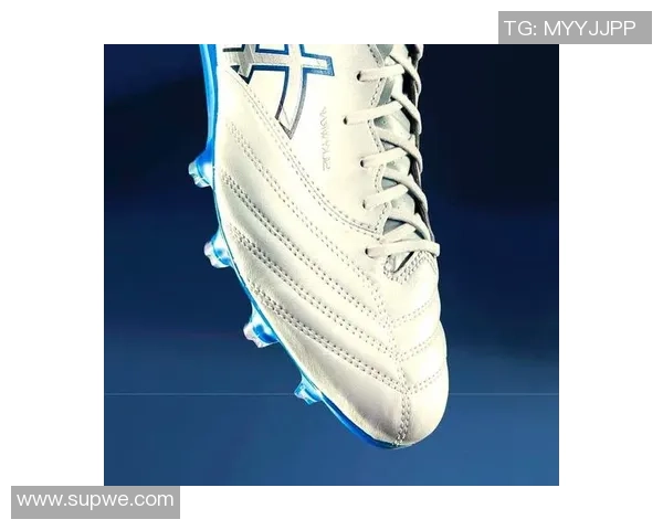 脚背宽球员选择什么足球鞋最适合提升舒适度和比赛表现