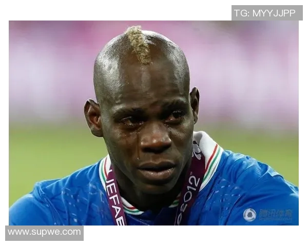 足球巨星泪洒赛场背后的故事 揭开球员哭泣时的真实心情与无奈 足球巨星泪洒赛场背后的故事 揭开球员哭泣时的真实心情与无奈