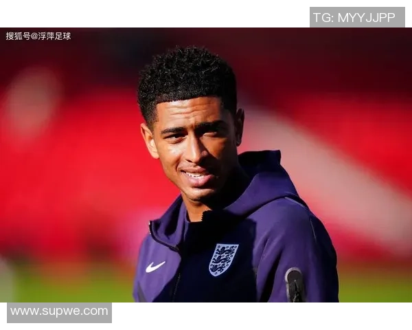 足球球星低调日常：幕后英雄与赛场外的真实生活瞬间